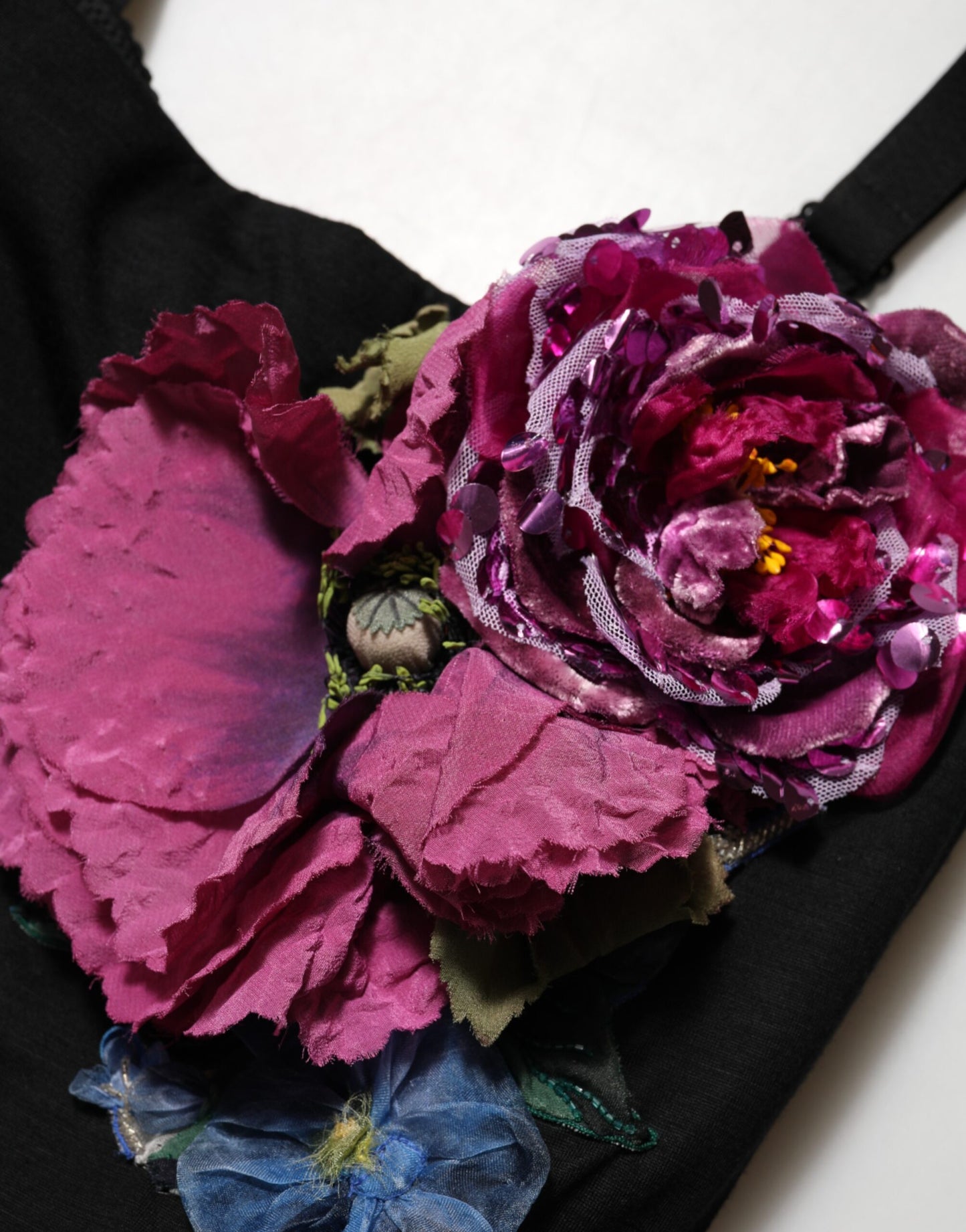 Dolce &amp; Gabbana – Figurbetontes Etuikleid mit schwarzen Blumenapplikationen