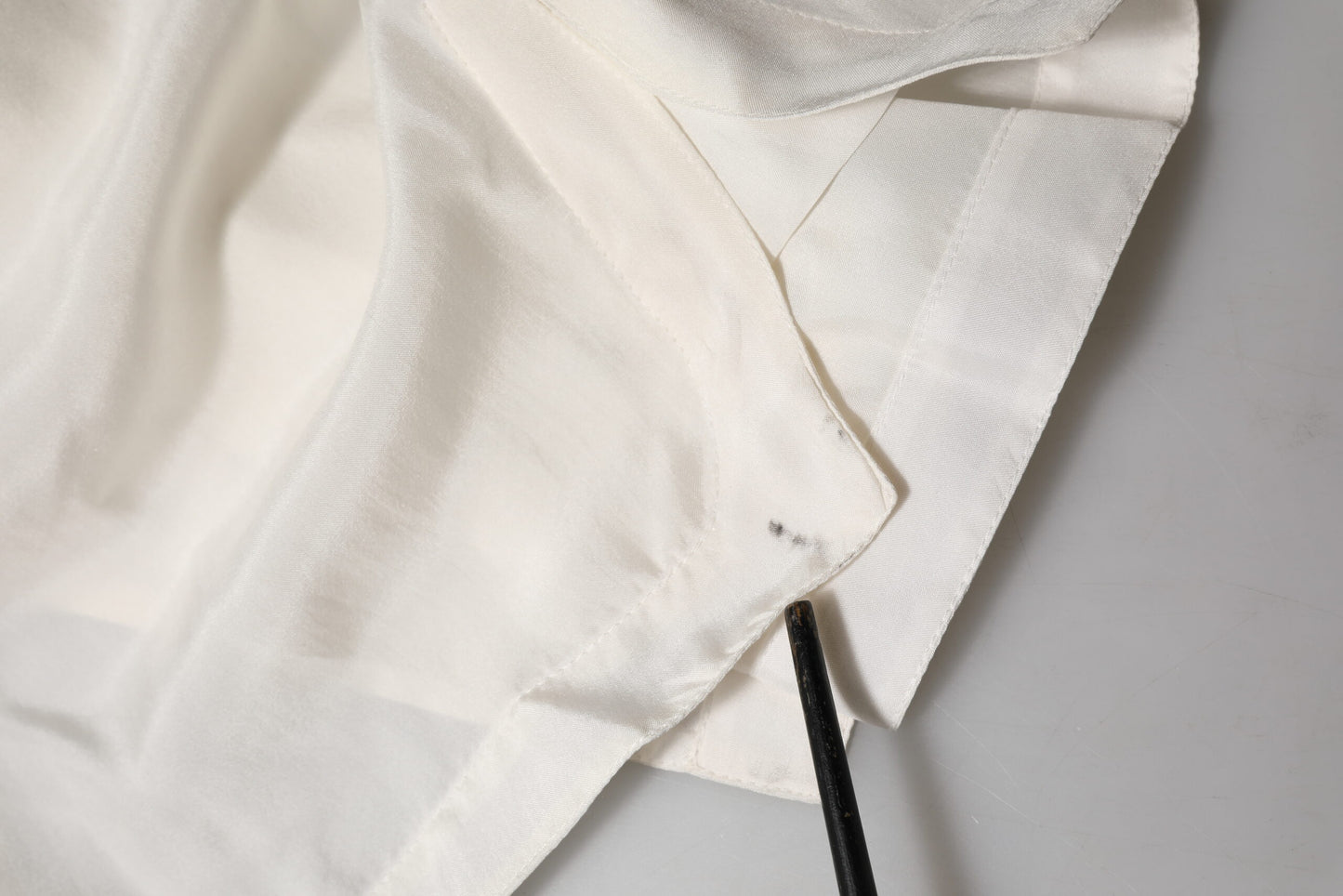 Dolce &amp; Gabbana – Poloshirt aus Seide mit Knopfleiste in Off-White
