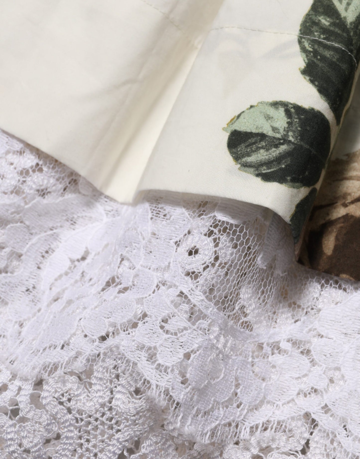 Dolce &amp; Gabbana, weißes, schulterfreies Minikleid aus geblümter Spitze
