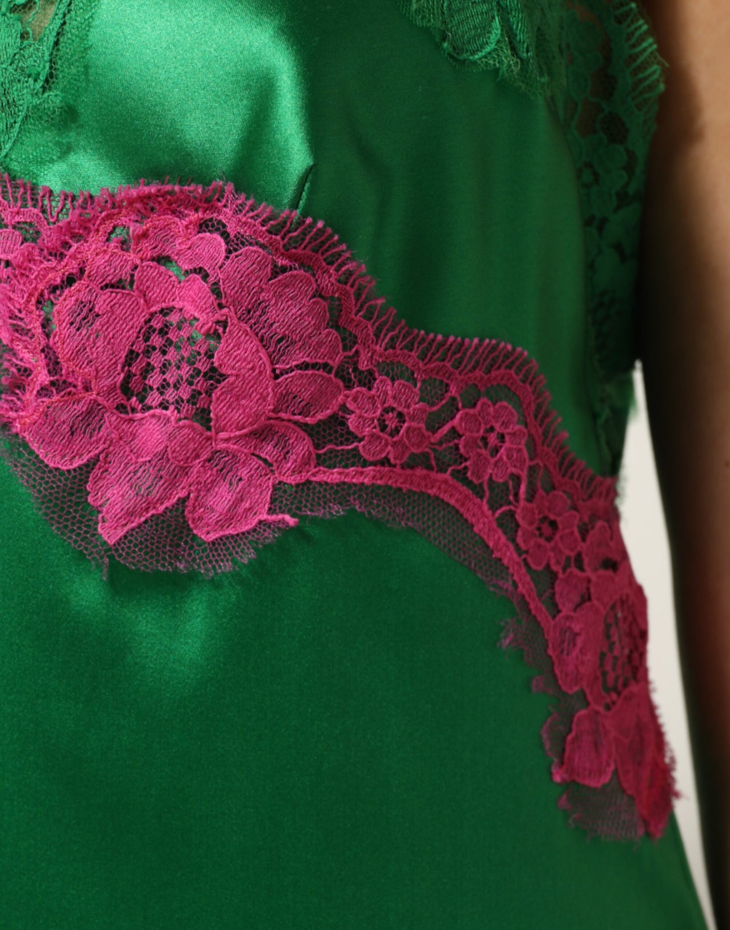 Dolce &amp; Gabbana – Grünes Dessous-Kleid mit Blumenspitze und Fransen