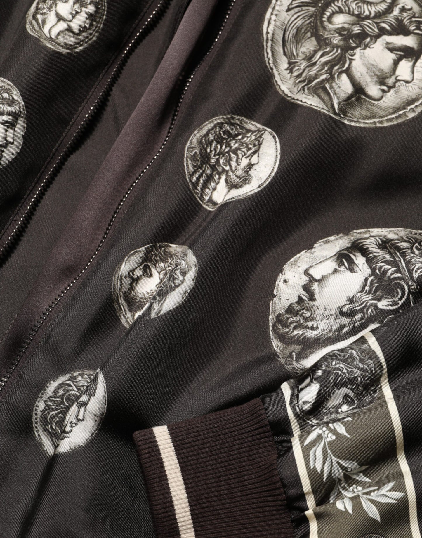 Dolce &amp; Gabbana – Schwarze Bomberjacke aus Seide mit „Monete“-Münzdruck