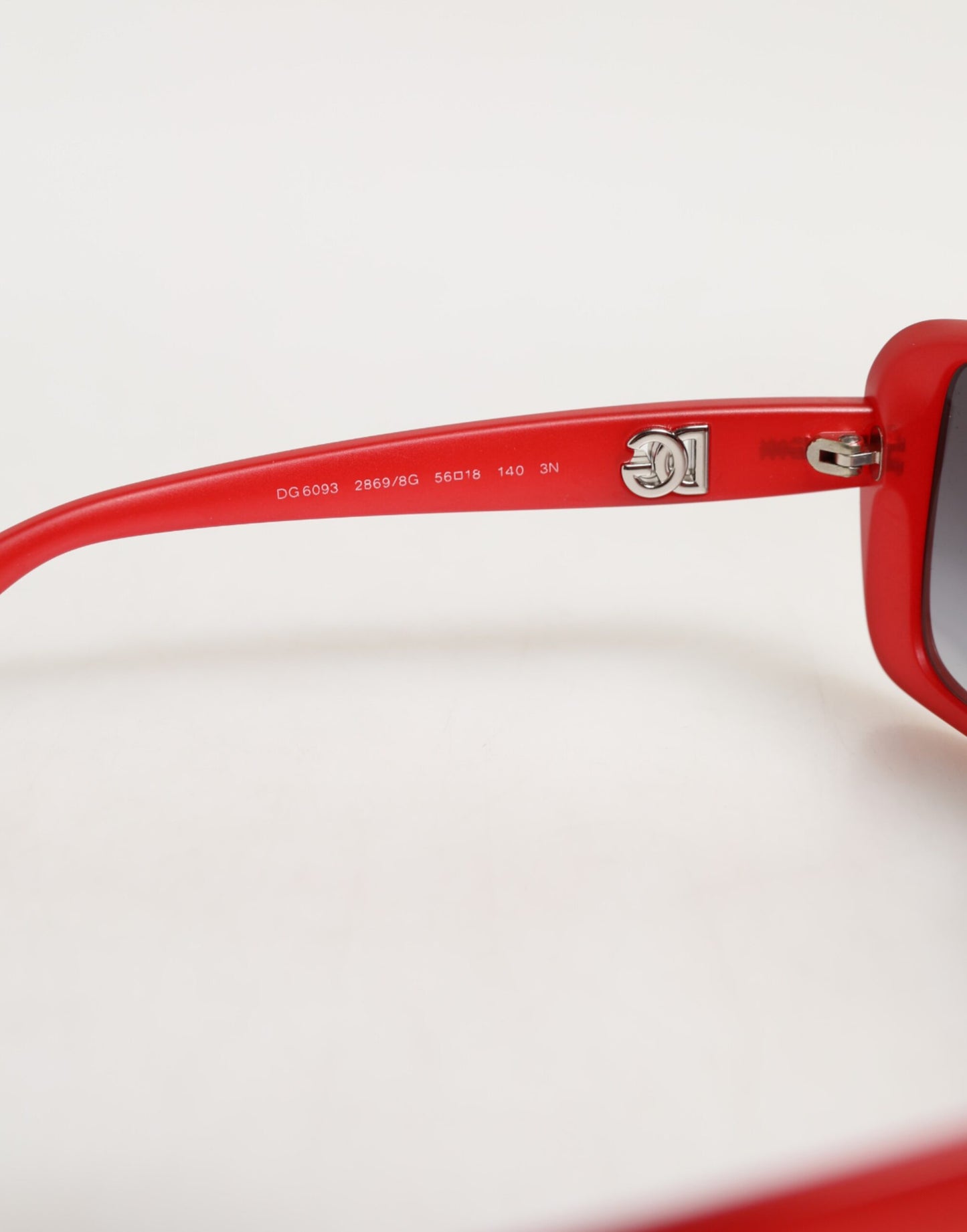 Dolce &amp; Gabbana DG6093 – Rote, rechteckige Sonnenbrille mit grauen Verlaufsgläsern