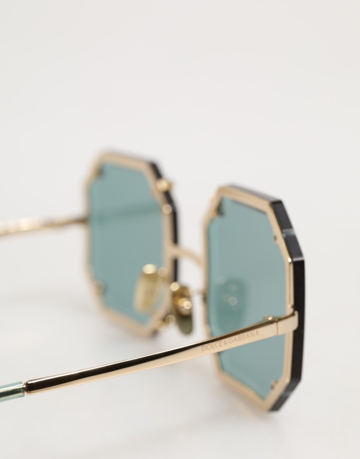 Dolce &amp; Gabbana DG2216 – Sonnenbrille mit quadratischem Rahmen in Gold und grünen Gläsern