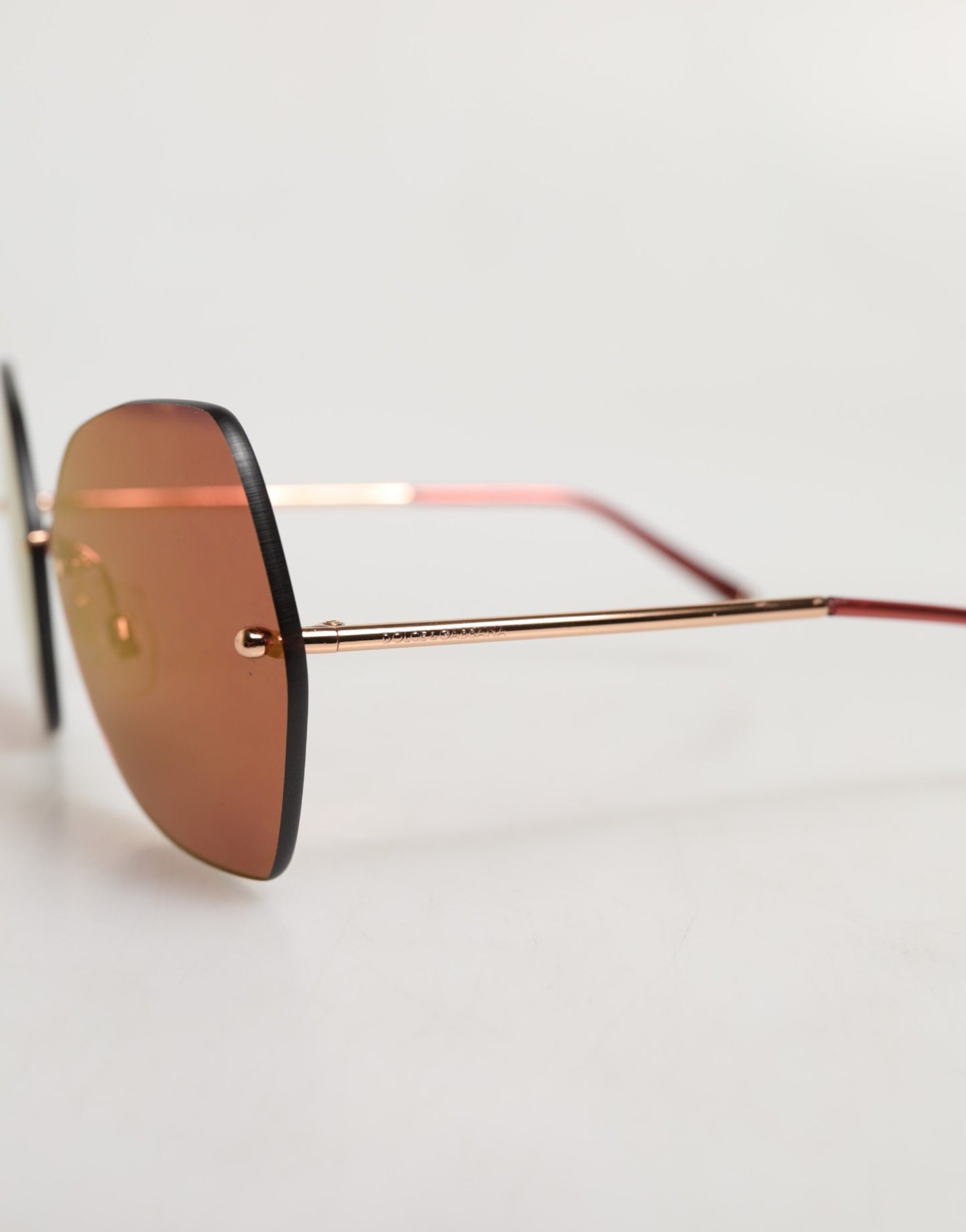 Dolce &amp; Gabbana – Lucia – Cat-Eye-Sonnenbrille aus goldenem Metall mit roten Gläsern