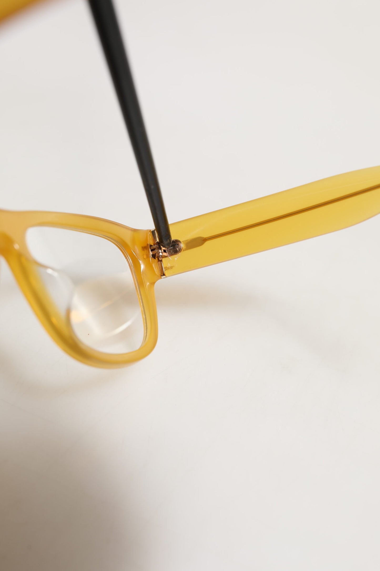 Dolce &amp; Gabbana DG4338F – Exzentrische Sonnenbrille aus gelbem Acetat