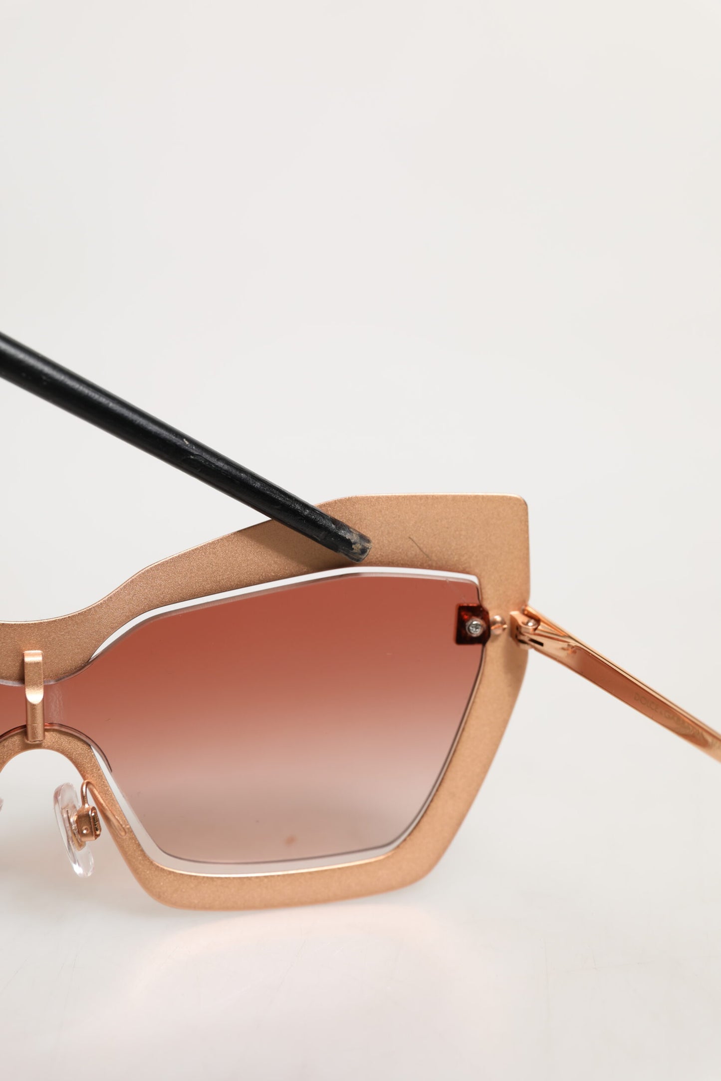 Dolce &amp; Gabbana DG2224 – Cat-Eye-Sonnenbrille mit unregelmäßigem Rahmen in Sand-Roségold
