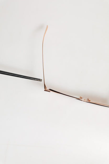 Dolce &amp; Gabbana DG2224 – Cat-Eye-Sonnenbrille mit unregelmäßigem Rahmen in Sand-Roségold