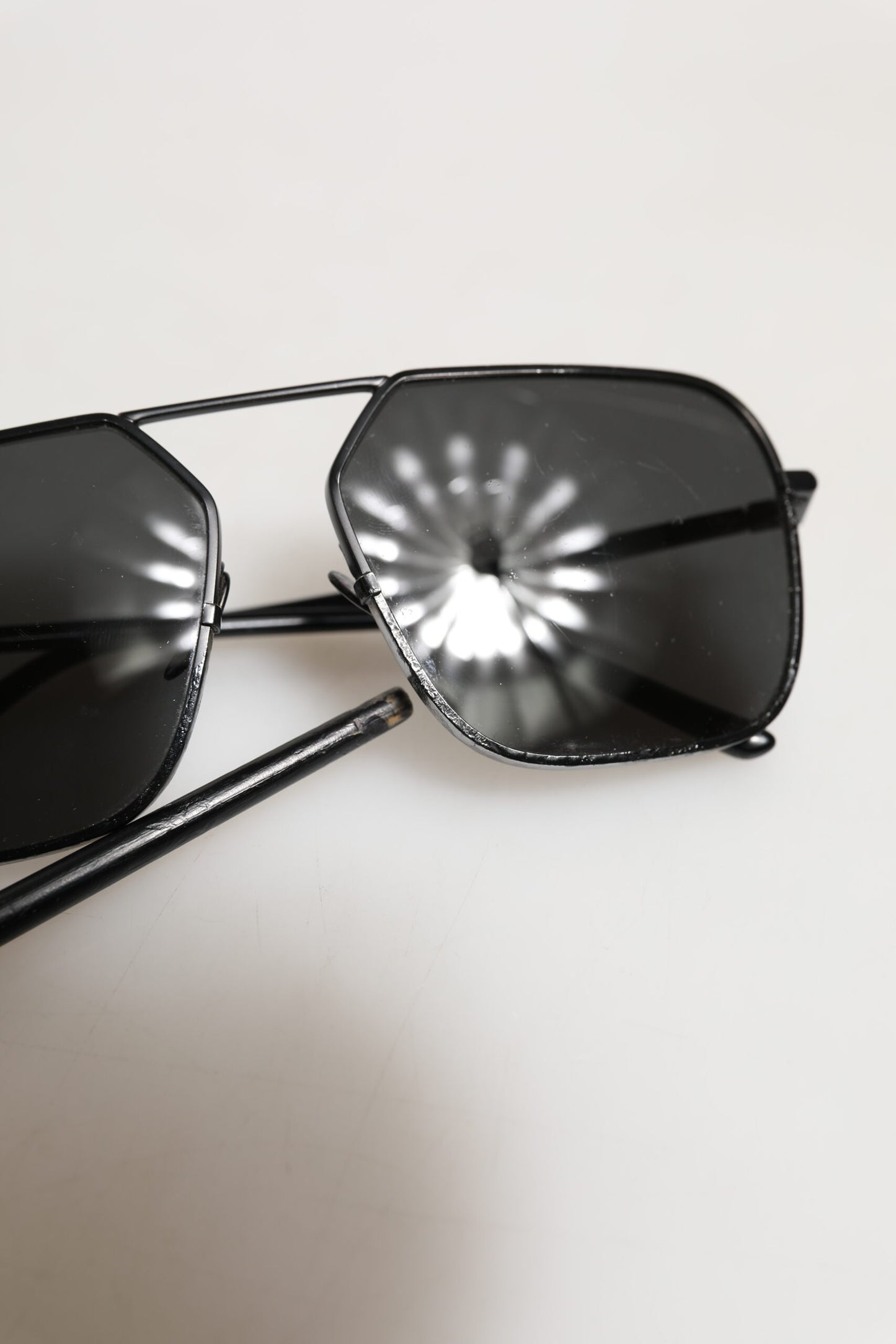 Dolce &amp; Gabbana Sonnenbrille mit schwarzem Metallrahmen und quadratischen Gläsern