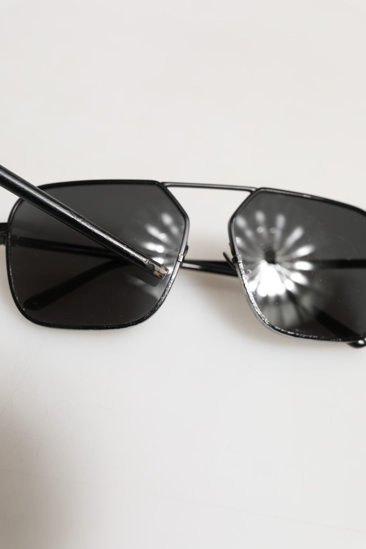 Dolce &amp; Gabbana Sonnenbrille mit schwarzem Metallrahmen und quadratischen Gläsern