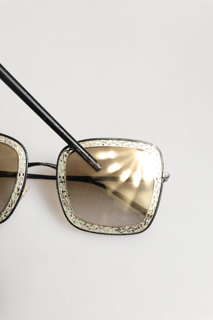 Dolce &amp; Gabbana DG2225 Sonnenbrille mit Spitzenrahmen in Schwarz und Gold mit braunem Farbverlauf