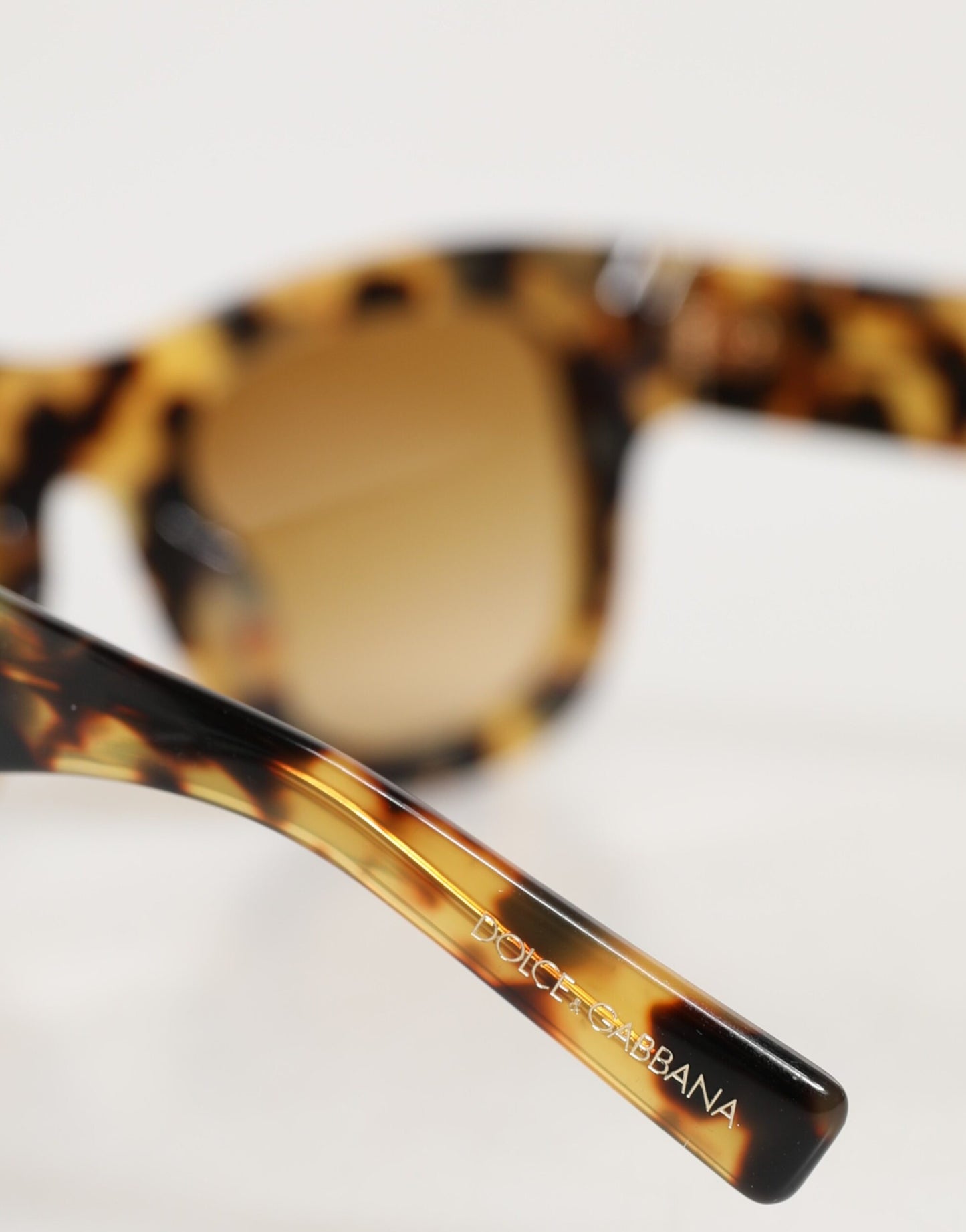 Dolce &amp; Gabbana DG4379F Sonnenbrille aus Acetat mit Farbverlauf in Schildpattoptik in Weiß