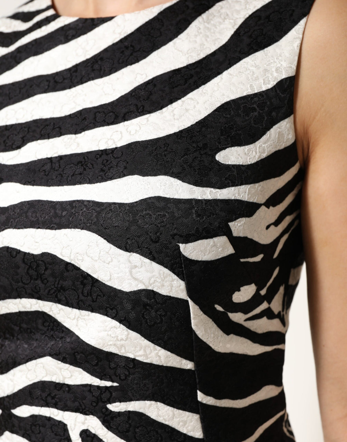 Dolce & Gabbana Schwarz-weißes ärmelloses A-Linien-Kleid mit Zebra-Print